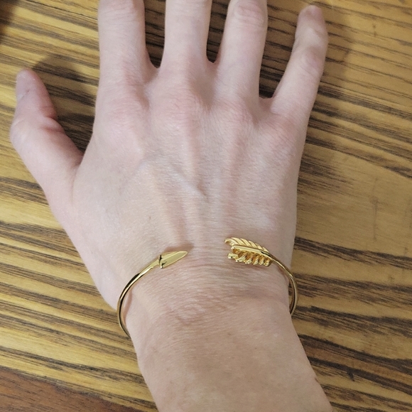 Stella & Dot arrow bracelet - Picture 2 of 2